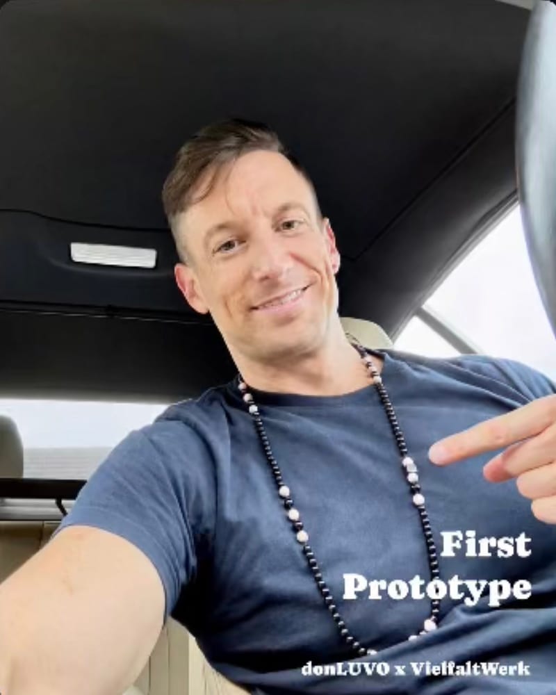 Felix im Auto mit der ersten Musterkette von donLUVO, Schriftzug «First Prototype».