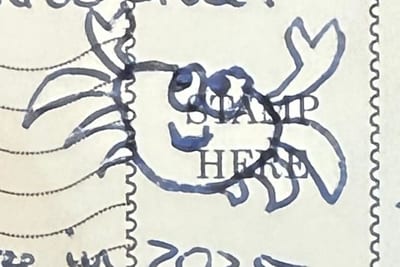 Ausschnitt der Karte: eine mit Kugelschreiber gezeichnete Krabbe, in die Briefmarken-Ecke gemalt.