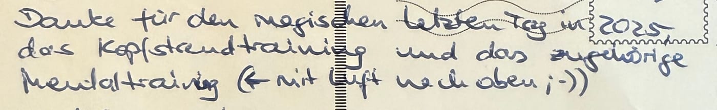 Der handgeschriebene Satz auf der Karte, drei Zeilen.