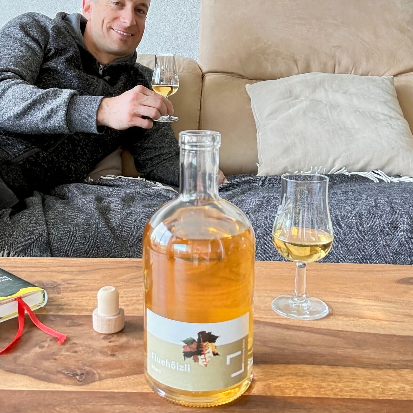 Bio Grappa Marc Fluehölzli, Flühölzli im Wohnzimmer mit Mensch
