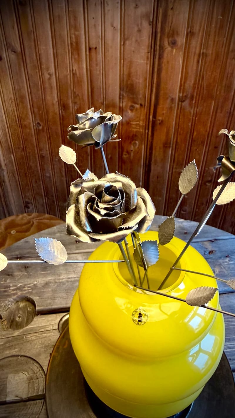 Metallrosen in einer gelben Vase, Nahaufnahme der Blüten